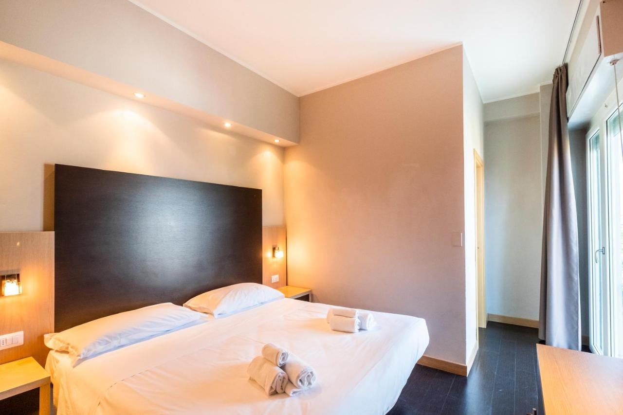 Hotel Aiglon Ріміні Екстер'єр фото