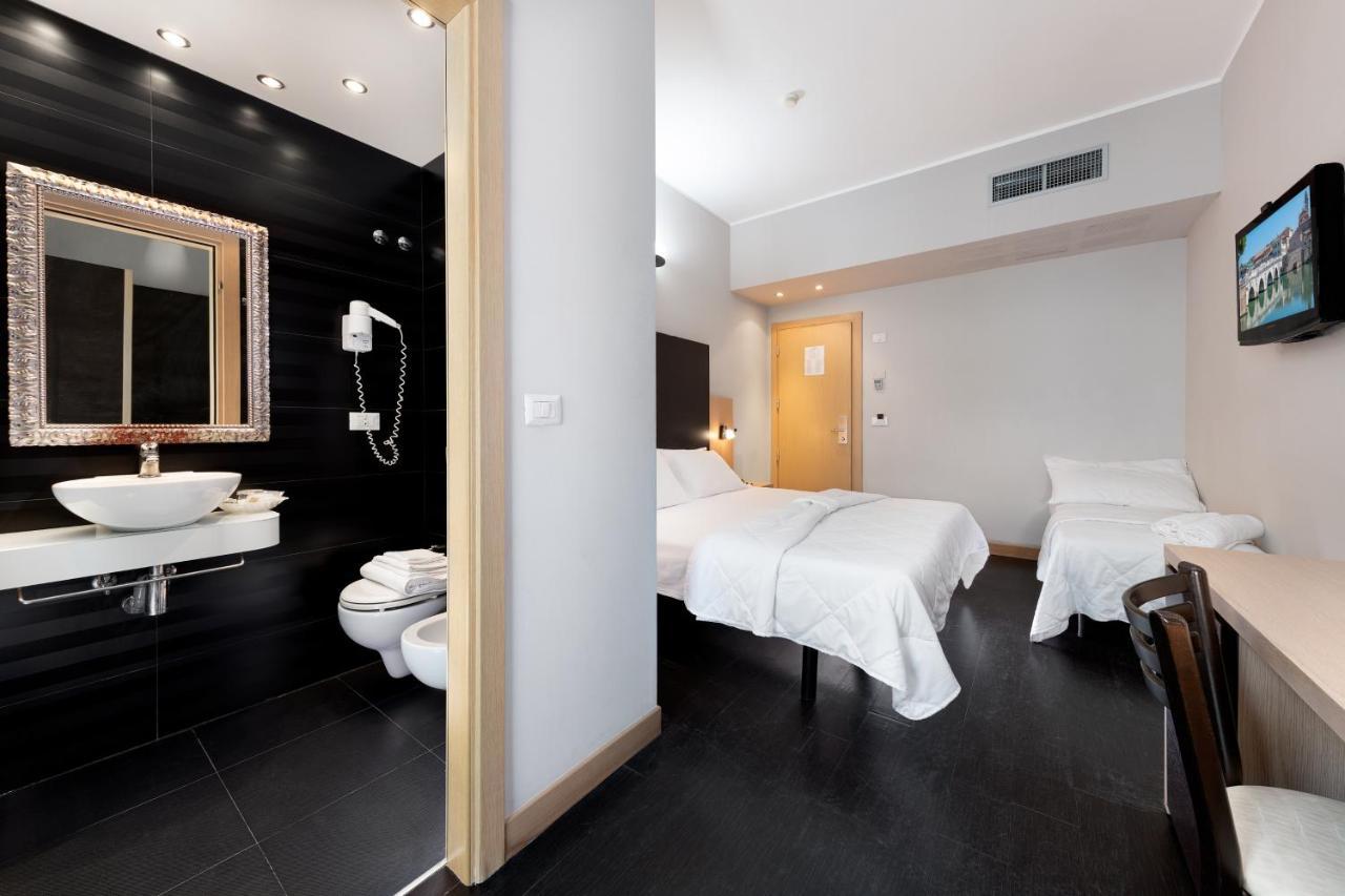Hotel Aiglon Ріміні Екстер'єр фото