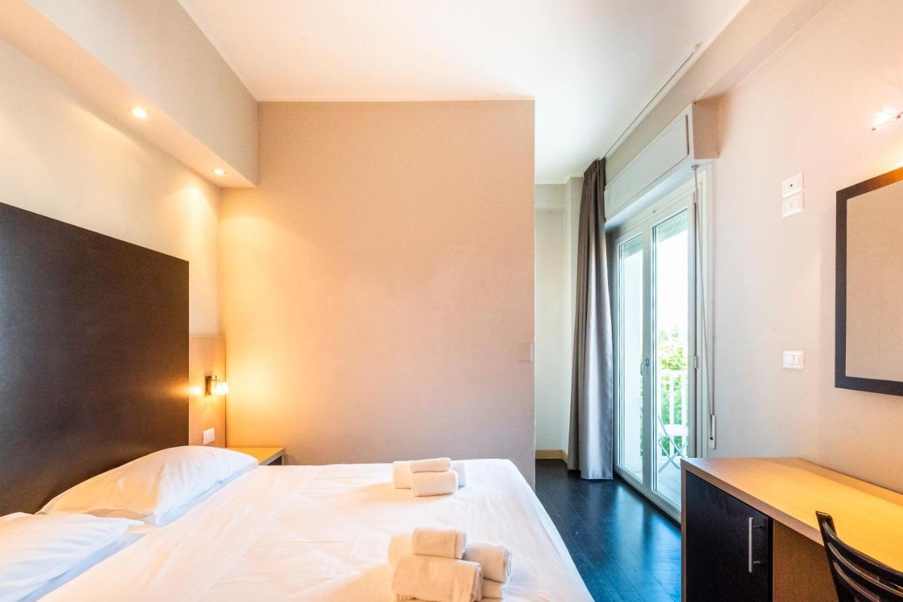 Hotel Aiglon Ріміні Екстер'єр фото
